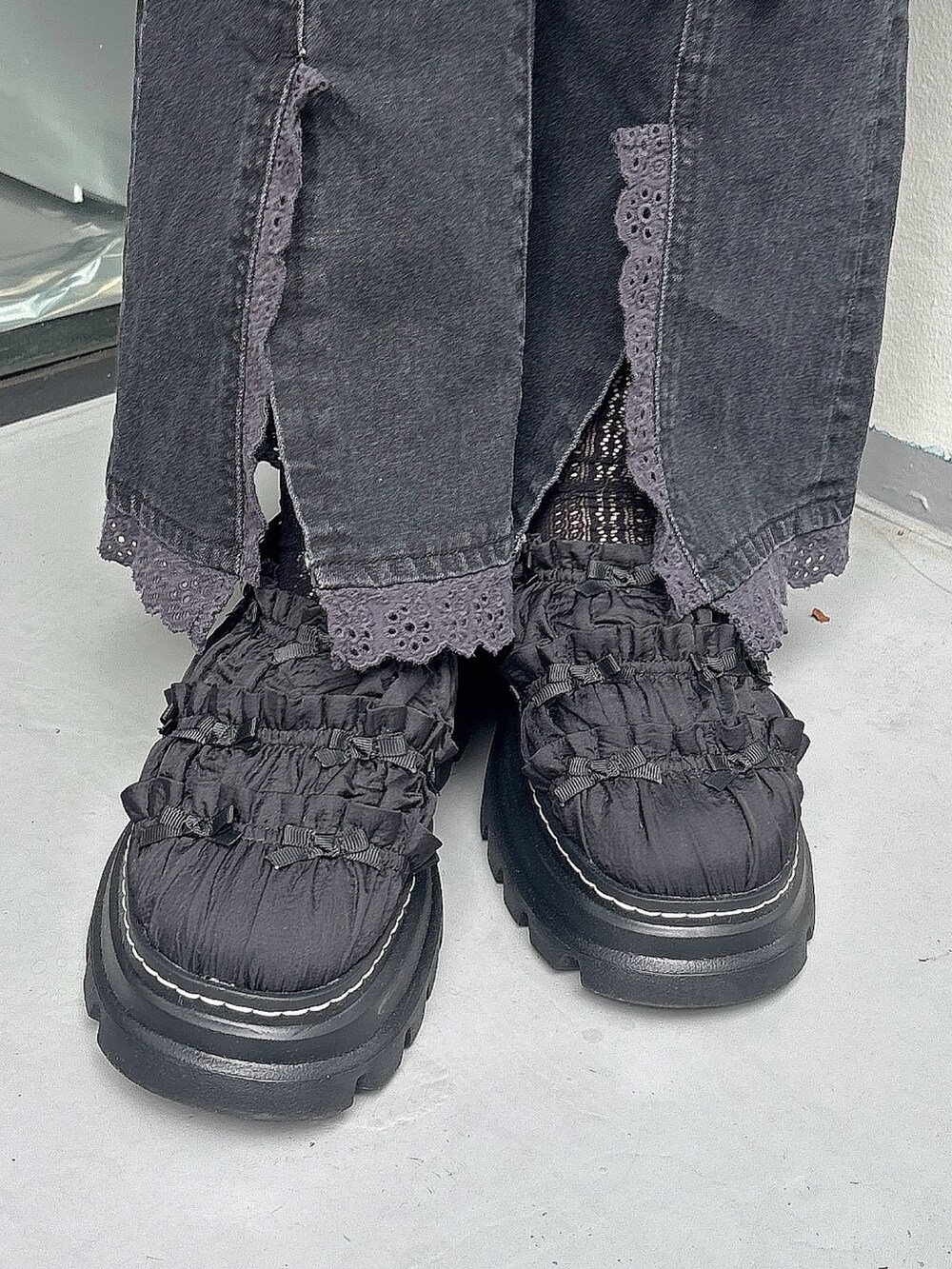 ブラック系のチュニック、ブラック系のシャツ/ブラウス、ブラック系のデニムパンツを着用したレディースの夏コーディネートの7枚目の写真