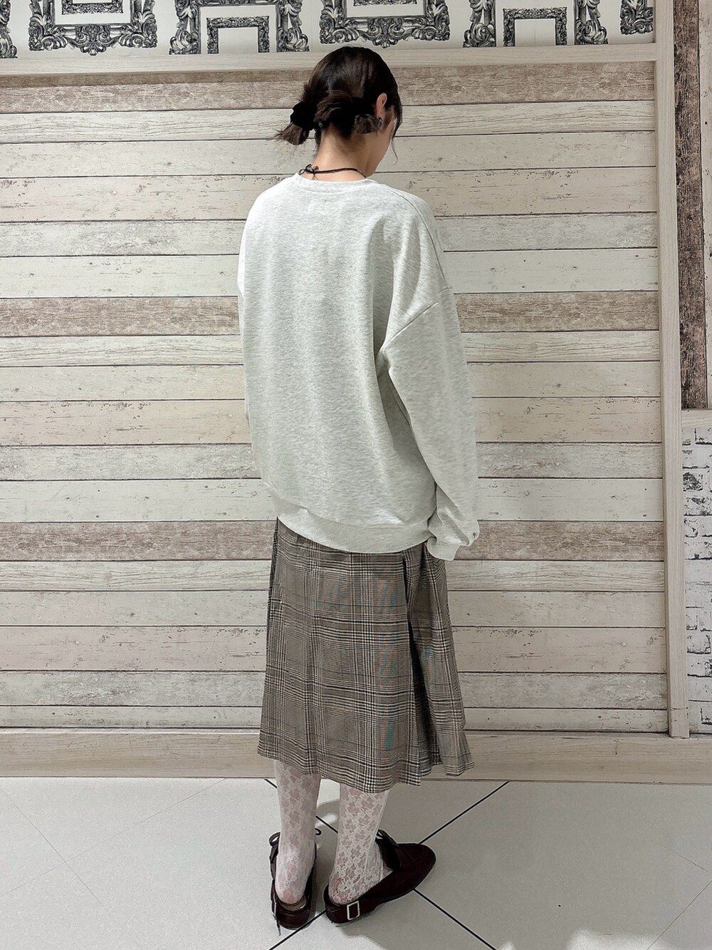 グレー系のスウェット、その他のスカート、レッド系のローファーを着用したレディースの秋コーディネートの2枚目の写真