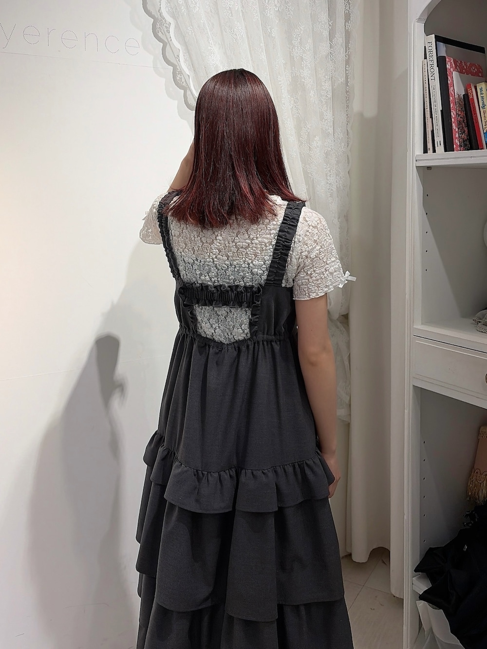 グレー系のワンピース、ホワイト系のTシャツ/カットソー、ブラック系のスニーカーを着用したレディースの春コーディネートの4枚目の写真