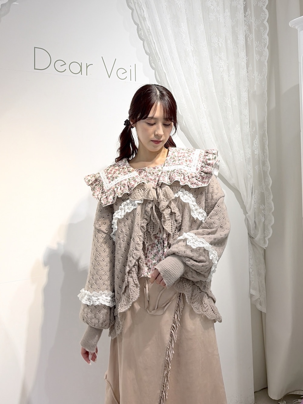 ベージュ系のカーディガン/ボレロ、ピンク系のシャツ/ブラウス、ピンク系のスカートを着用したレディースの夏コーディネートの4枚目の写真