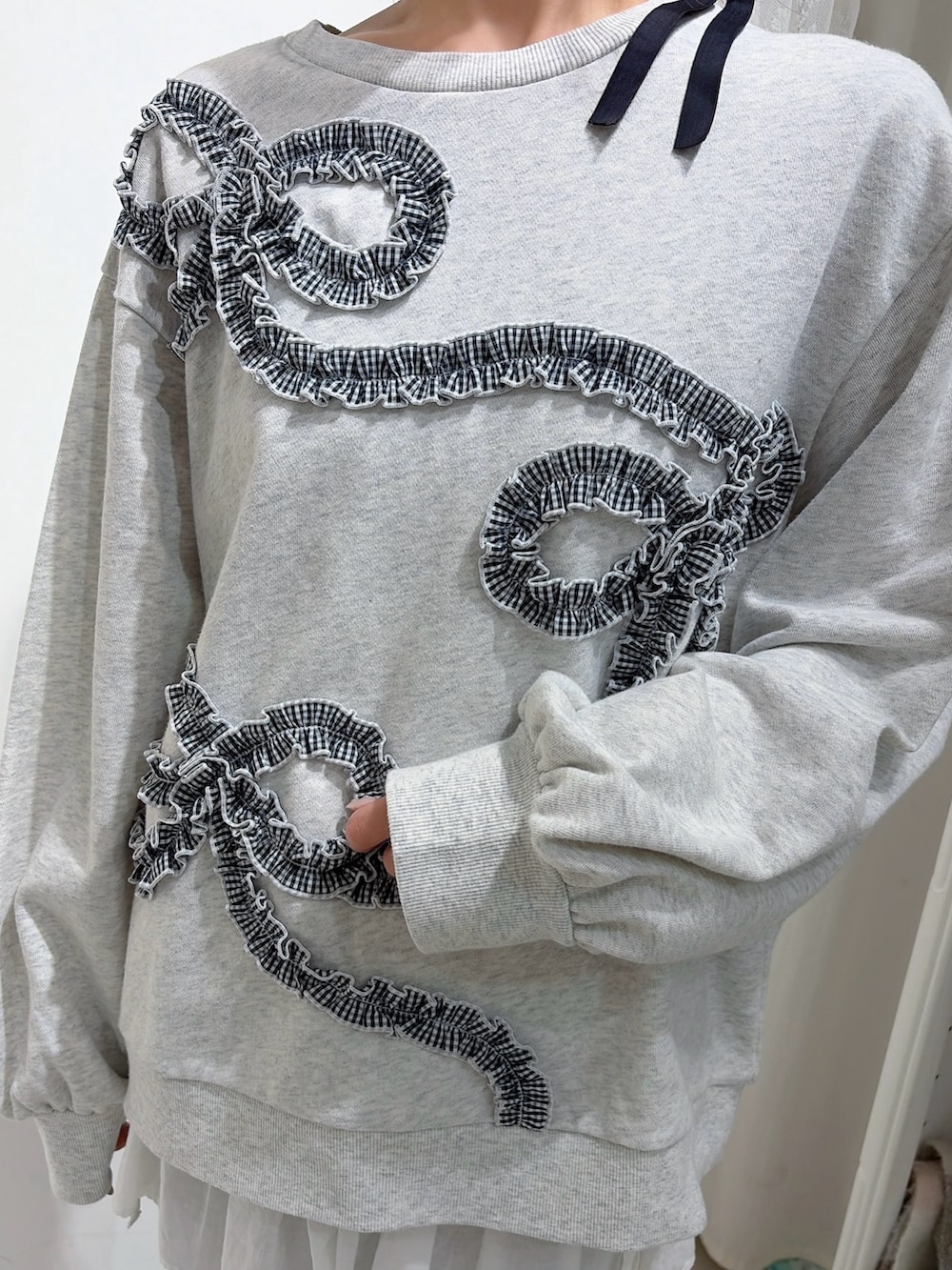 グレー系のスウェット、グレー系のスウェットパンツ、ホワイト系のバレエシューズを着用したレディースの冬コーディネートの5枚目の写真