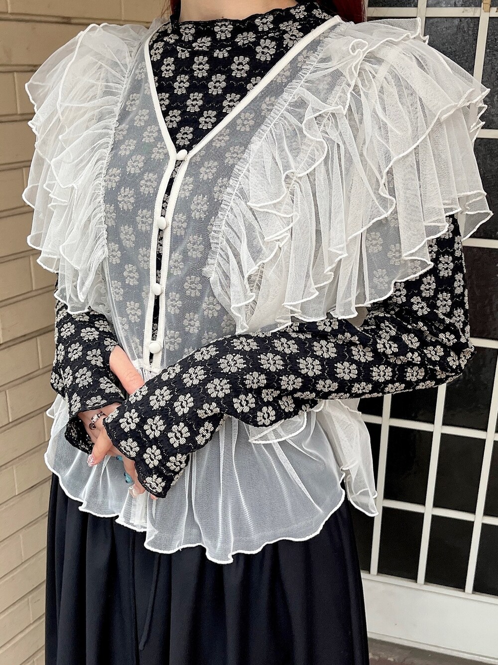 ホワイト系のパンプス、ブラック系のスカート、ブラック系のTシャツ/カットソーを着用したレディースの春コーディネートの3枚目の写真