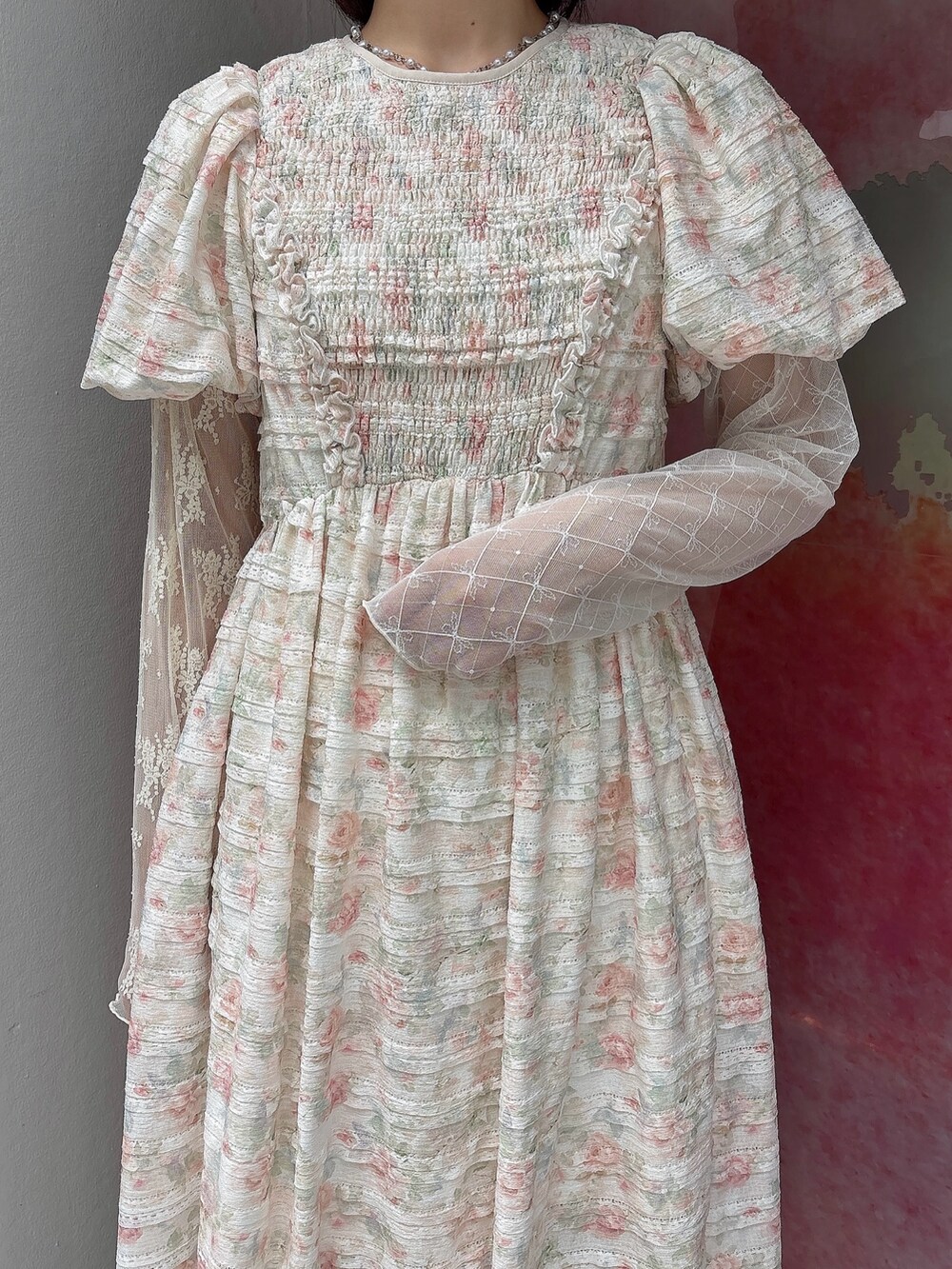 ピンク系のワンピース、ホワイト系のスカート、ホワイト系のスニーカーを着用したレディースの夏コーディネートの5枚目の写真