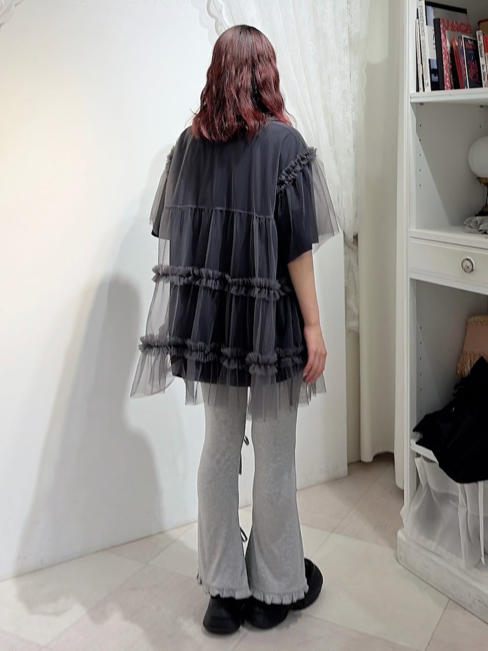 ブラック系のTシャツ/カットソー、グレー系のチュニック、グレー系のその他パンツを着用したレディースの春コーディネートの2枚目の写真