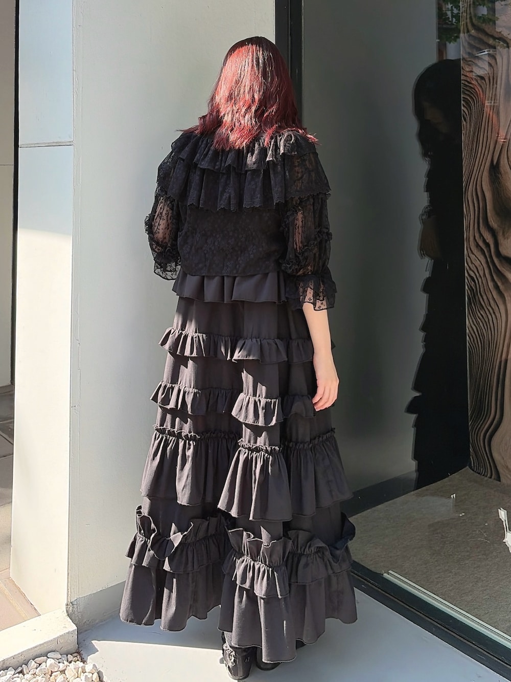 ブラック系のワンピース、ブラック系のカーディガン/ボレロ、ブラック系のバレエシューズを着用したレディースの春コーディネートの2枚目の写真