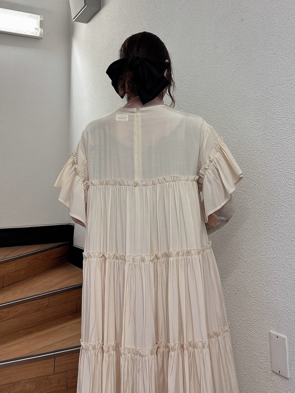 「ティアードワンピース、ロングワンピース、レイヤードスタイル、メッシュトップス、シアートップス、レースパンツ、レースレギンス、厚底シューズ、厚底ローファー、スエードシューズ、ヴィンテージライク、大人ガーリー、淡色コーデ」｜「merry jennyのティアードティアードスリーブワンピース（ワンピース、ホワイト系）」を使った、nanakaさん（レディース・163cm）の夏コーディネートの4枚目の写真