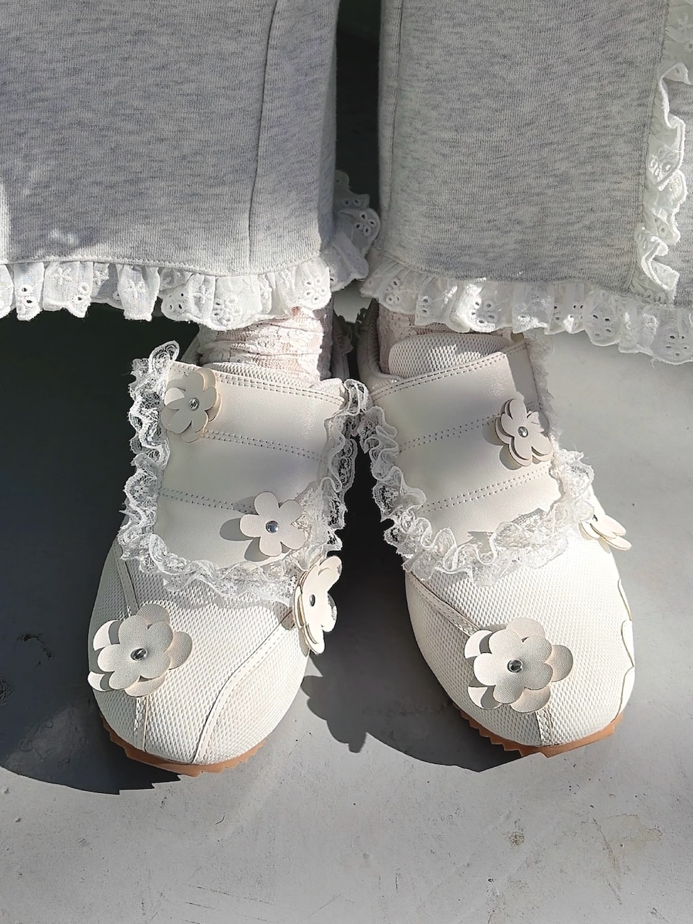 ホワイト系のシャツ/ブラウス、ピンク系のスカート、グレー系のスウェットパンツを着用したレディースの冬コーディネートの7枚目の写真