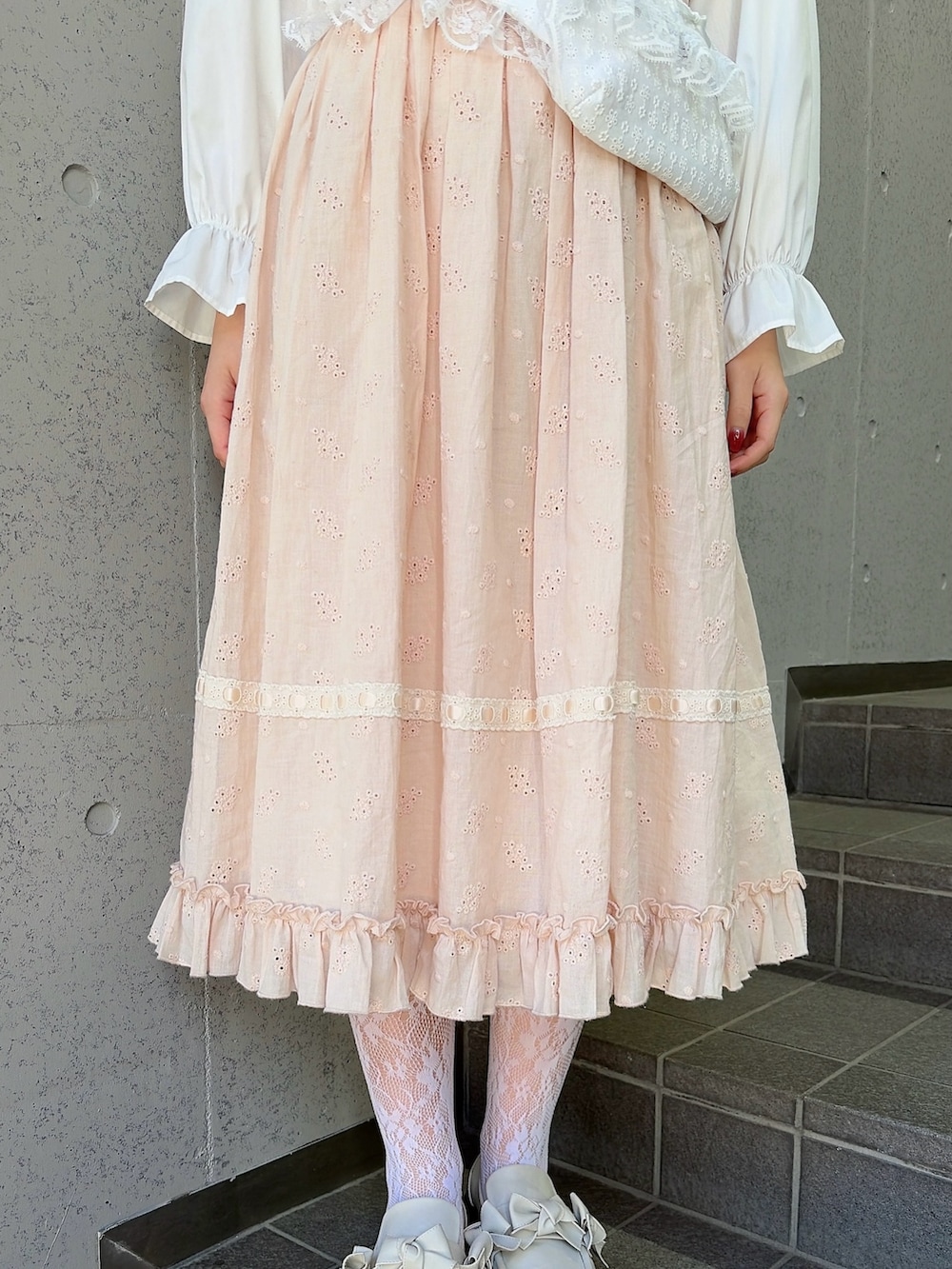 ホワイト系のシャツ/ブラウス、ピンク系のワンピース、ホワイト系のボディバッグ/ウエストポーチを着用したレディースの冬コーディネートの6枚目の写真