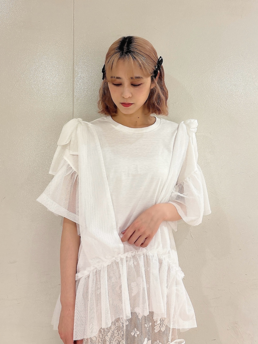 ホワイト系のスカート、ホワイト系のTシャツ/カットソー、ピンク系のスウェットパンツを着用したレディースの春コーディネートの3枚目の写真