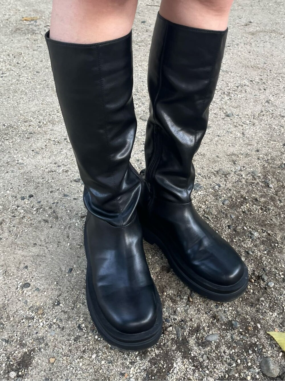 ブラック系のその他パンツ、ブラック系のニット/セーター、ブラック系のブーツを着用したレディースの秋コーディネートの3枚目の写真