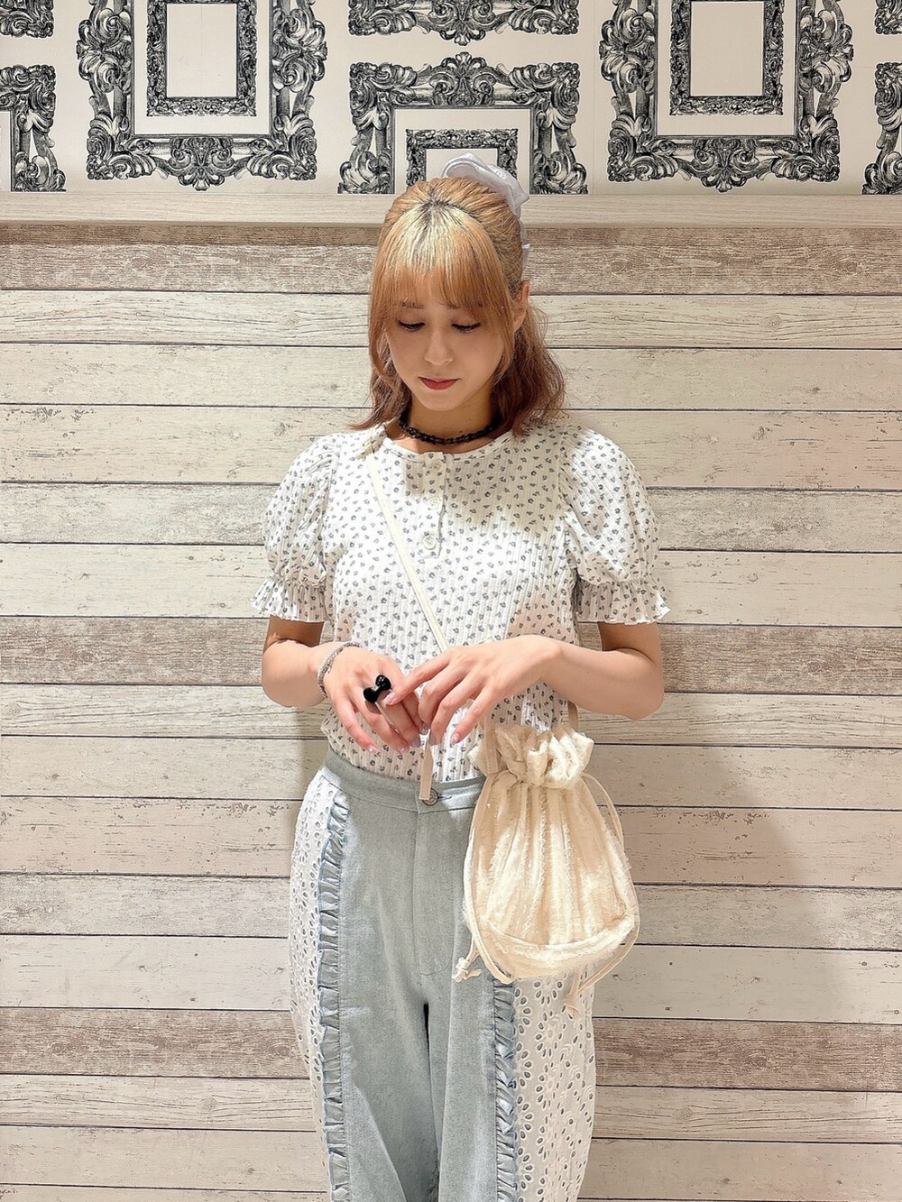 ブルー系のTシャツ/カットソー、ホワイト系のショルダーバッグ、ブルー系のデニムパンツを着用したレディースの夏コーディネートの3枚目の写真