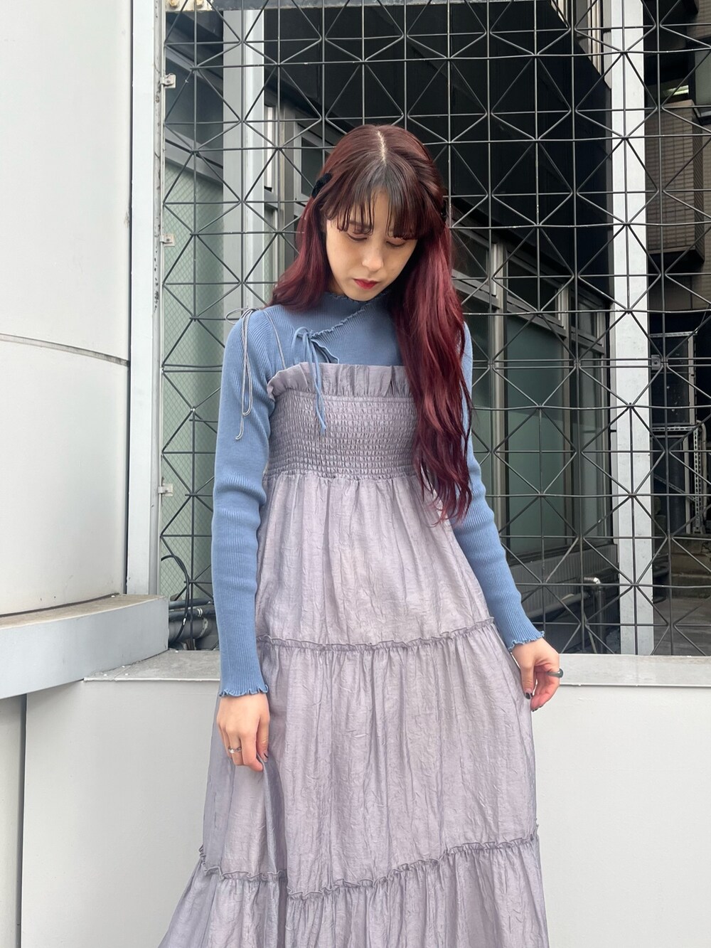 グレー系のワンピース、ブルー系のニット/セーター、その他のパンプスを着用したレディースの冬コーディネートの2枚目の写真