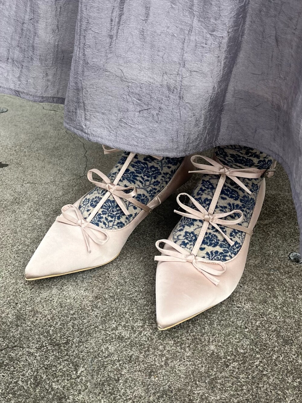 グレー系のワンピース、ブルー系のニット/セーター、その他のパンプスを着用したレディースの冬コーディネートの3枚目の写真