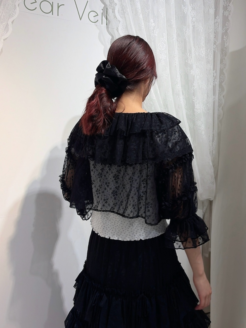 ブラック系のカーディガン/ボレロ、ホワイト系のTシャツ/カットソー、ブラック系のスカートを着用したレディースの春コーディネートの4枚目の写真
