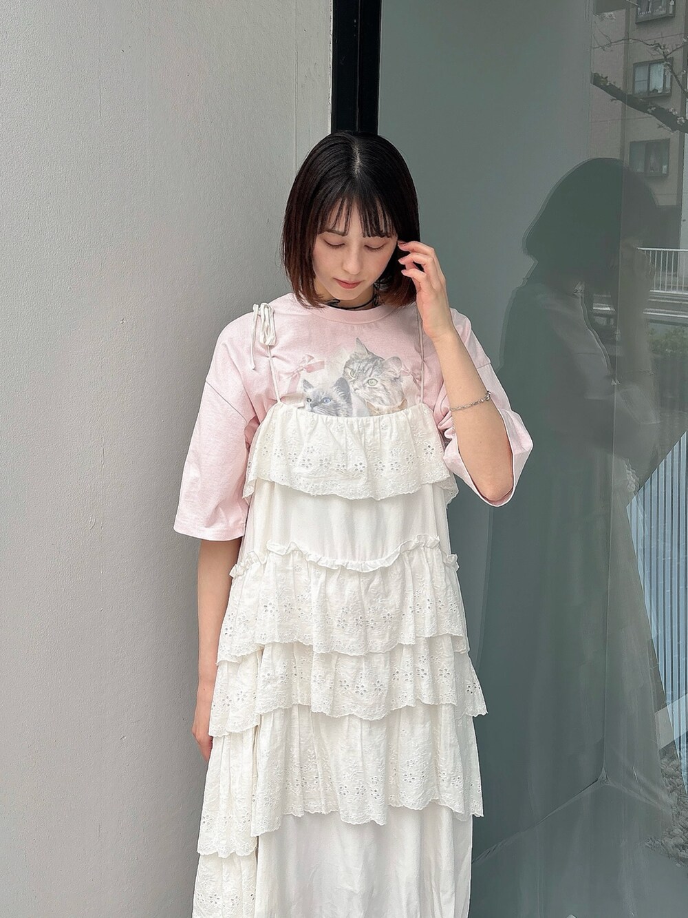 ピンク系のTシャツ/カットソー、ホワイト系のワンピース、ホワイト系のスニーカーを着用したレディースの春コーディネートの3枚目の写真
