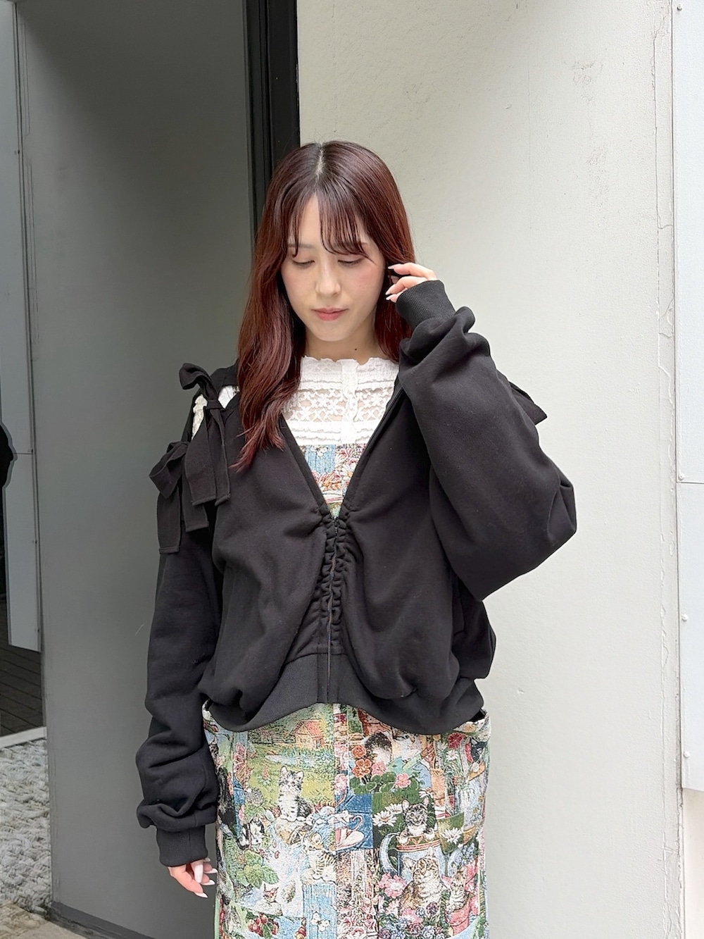 グリーン系のジャンパースカート、ブラック系のパンプス、ホワイト系のTシャツ/カットソーを着用したレディースの夏コーディネートの7枚目の写真