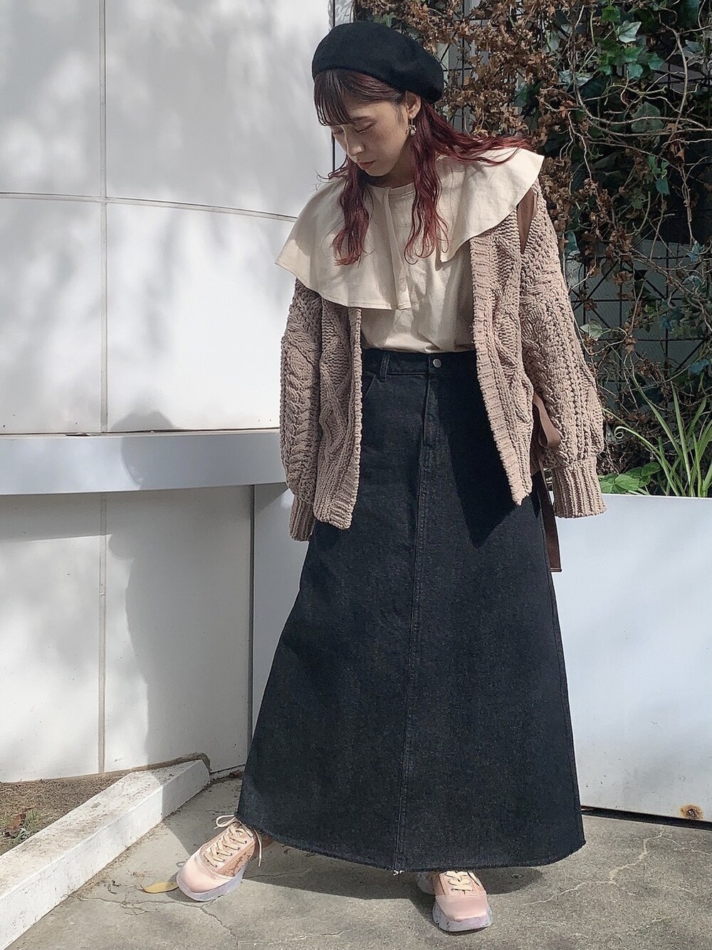 ブラウン系のカーディガン/ボレロ、ベージュ系のTシャツ/カットソー、ブラック系のスカートを着用したレディースの秋コーディネートの2枚目の写真