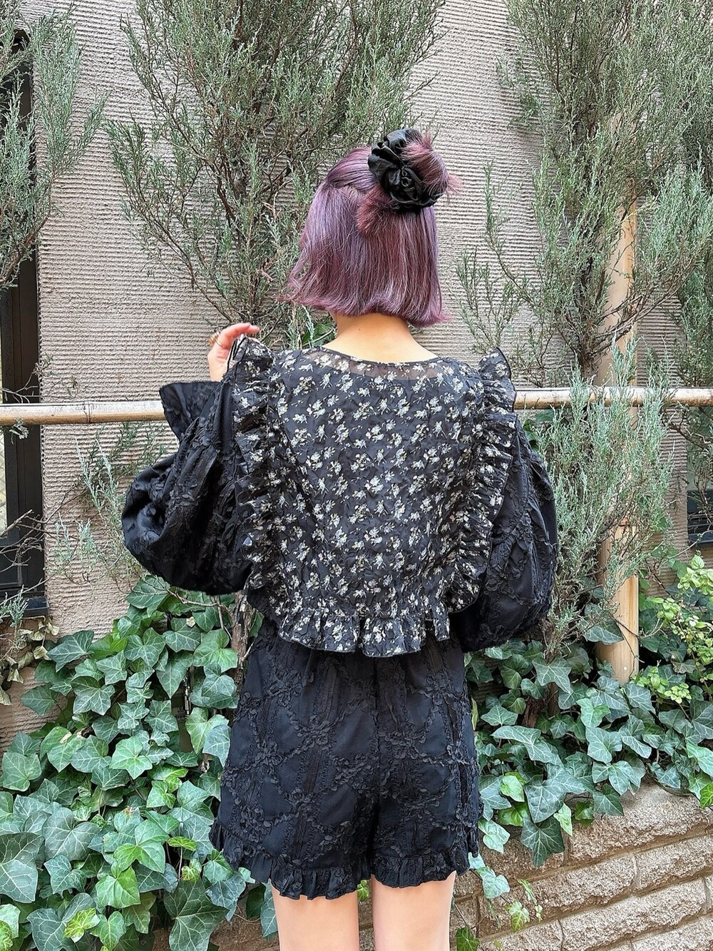 ブラック系のサンダル、ブラック系のつなぎ/オールインワン、ブラック系の付け襟を着用したレディースの冬コーディネートの4枚目の写真