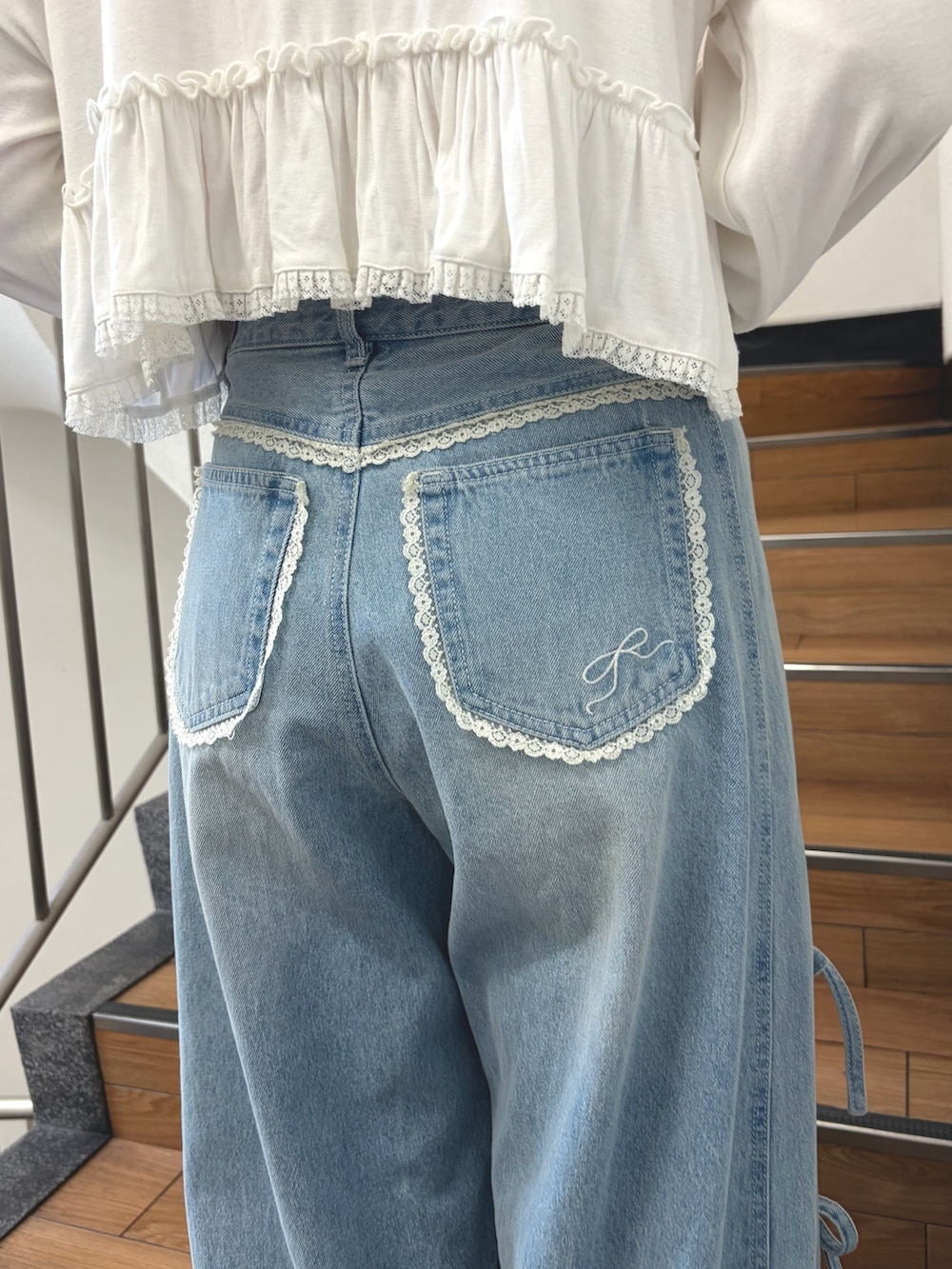 ブルー系のデニムパンツ、ピンク系のスニーカー、ピンク系のTシャツ/カットソーを着用したレディースの夏コーディネートの7枚目の写真