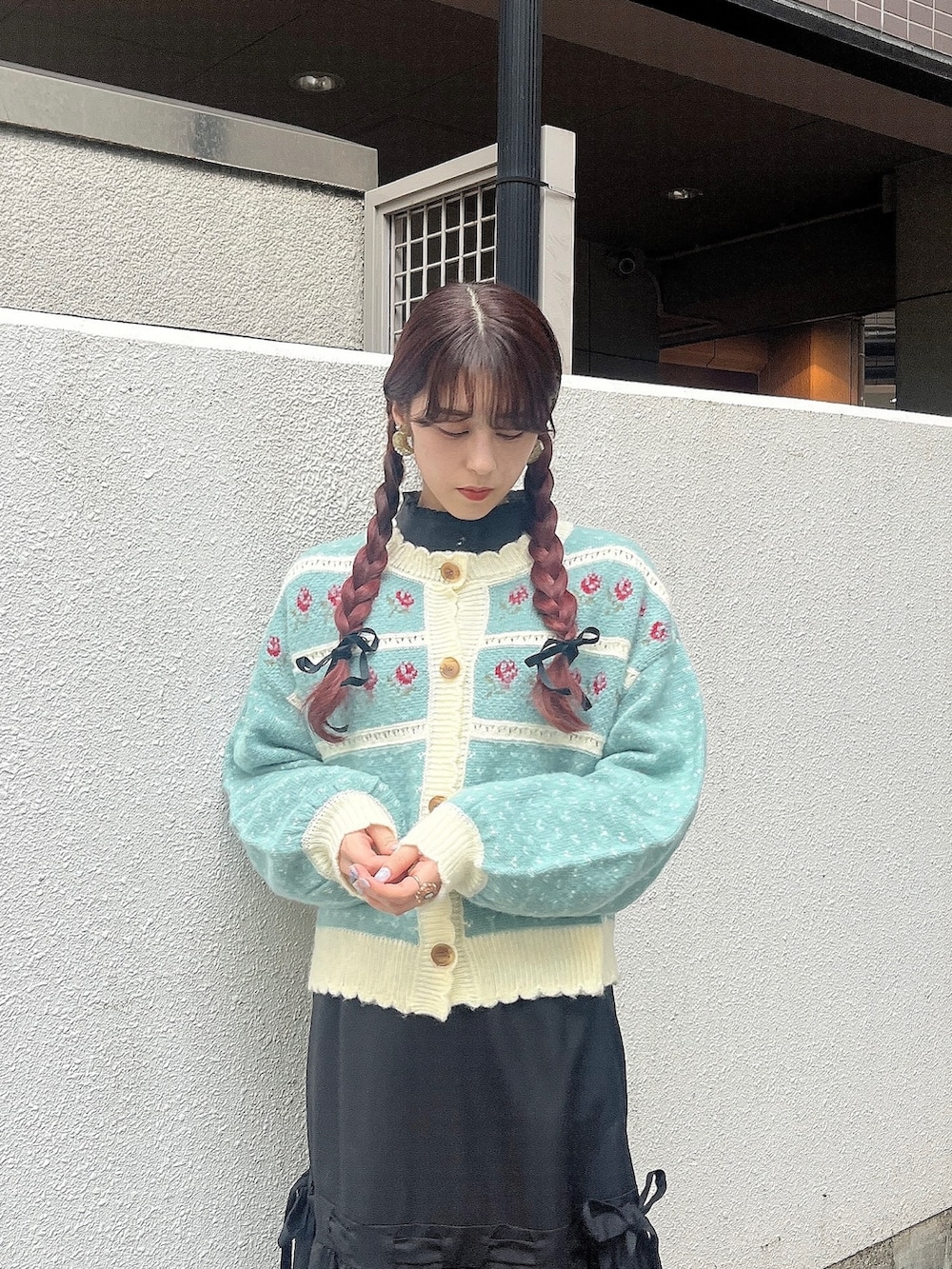 グリーン系のカーディガン/ボレロ、ブラック系のシャツ/ブラウス、ブラック系のスカートを着用したレディースの秋コーディネートの2枚目の写真