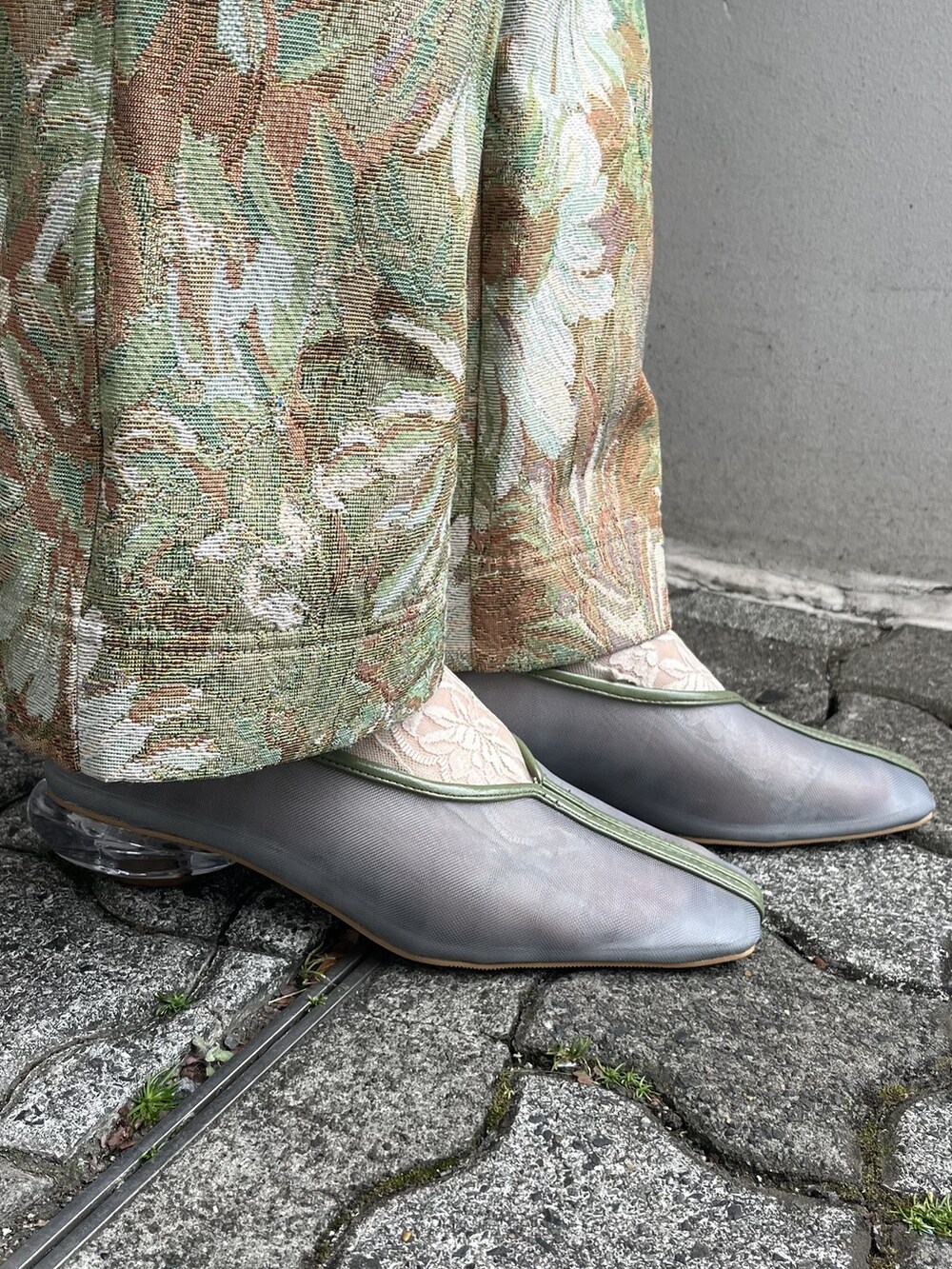 イエロー系のその他パンツ、イエロー系のその他アウター、ブルー系のパンプスを着用したレディースの冬コーディネートの3枚目の写真