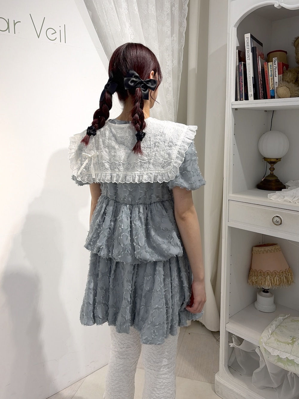 ブルー系のワンピース、ホワイト系のその他パンツ、ホワイト系のスニーカーを着用したレディースの夏コーディネートの4枚目の写真
