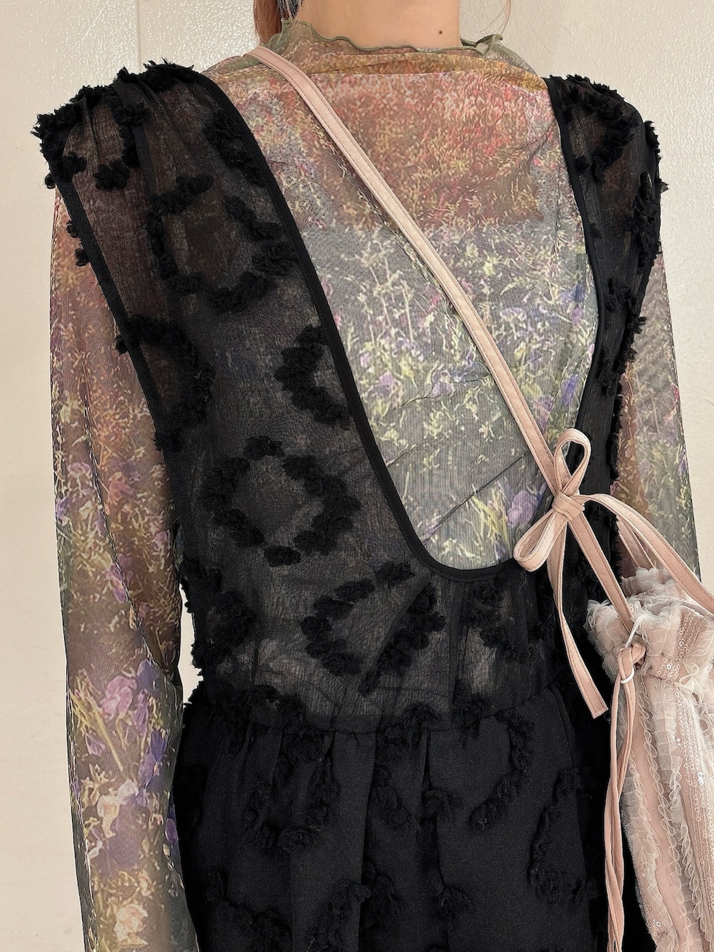 ブラック系のジャンパースカート、グリーン系のサンダル、ピンク系のショルダーバッグを着用したレディースの夏コーディネートの5枚目の写真