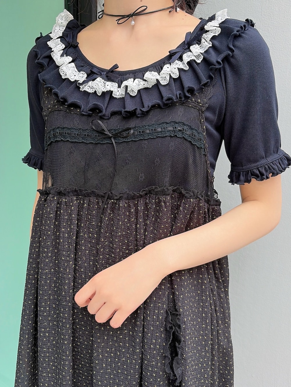 ブルー系のTシャツ/カットソー、ブラック系のワンピース、ブラック系のその他パンツを着用したレディースの春コーディネートの5枚目の写真