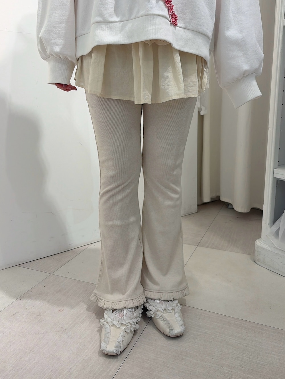 ホワイト系のスウェット、ホワイト系のスウェットパンツ、レッド系のショルダーバッグを着用したレディースの冬コーディネートの7枚目の写真