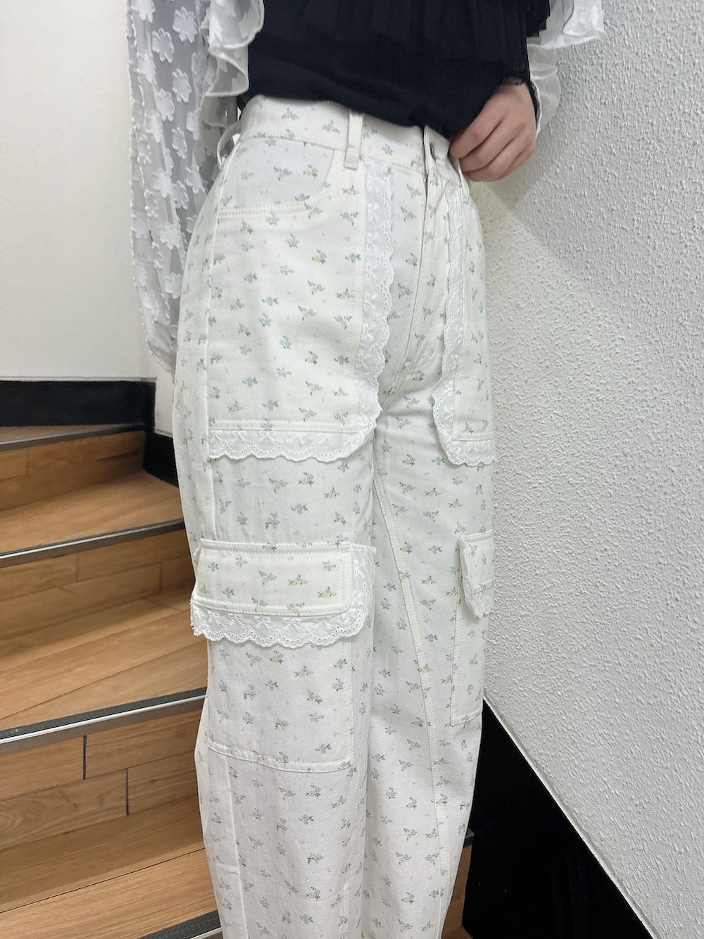 ブラック系のTシャツ/カットソー、ホワイト系のシャツ/ブラウス、ホワイト系のカーゴパンツを着用したレディースの春コーディネートの3枚目の写真