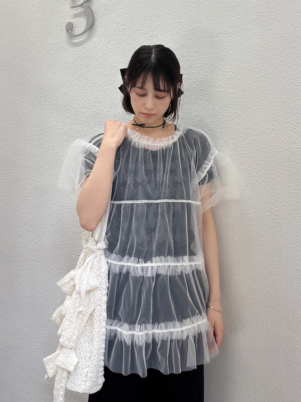 ホワイト系のシャツ/ブラウス、ブラック系のスウェットパンツ、ブラック系のサンダルを着用したレディースの春コーディネートの3枚目の写真