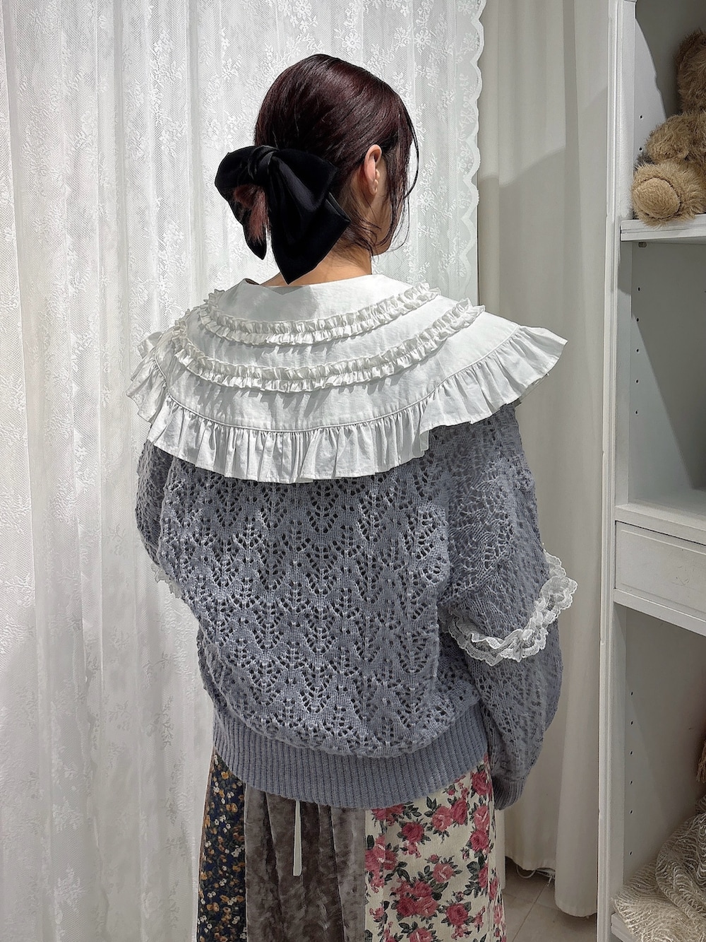 ブルー系のカーディガン/ボレロ、ピンク系のワンピース、ホワイト系のシャツ/ブラウスを着用したレディースの秋コーディネートの4枚目の写真