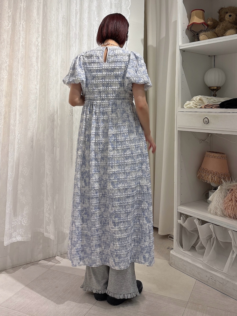 ブルー系のワンピース、ブルー系のパンプス、グレー系のスウェットパンツを着用したレディースの夏コーディネートの2枚目の写真