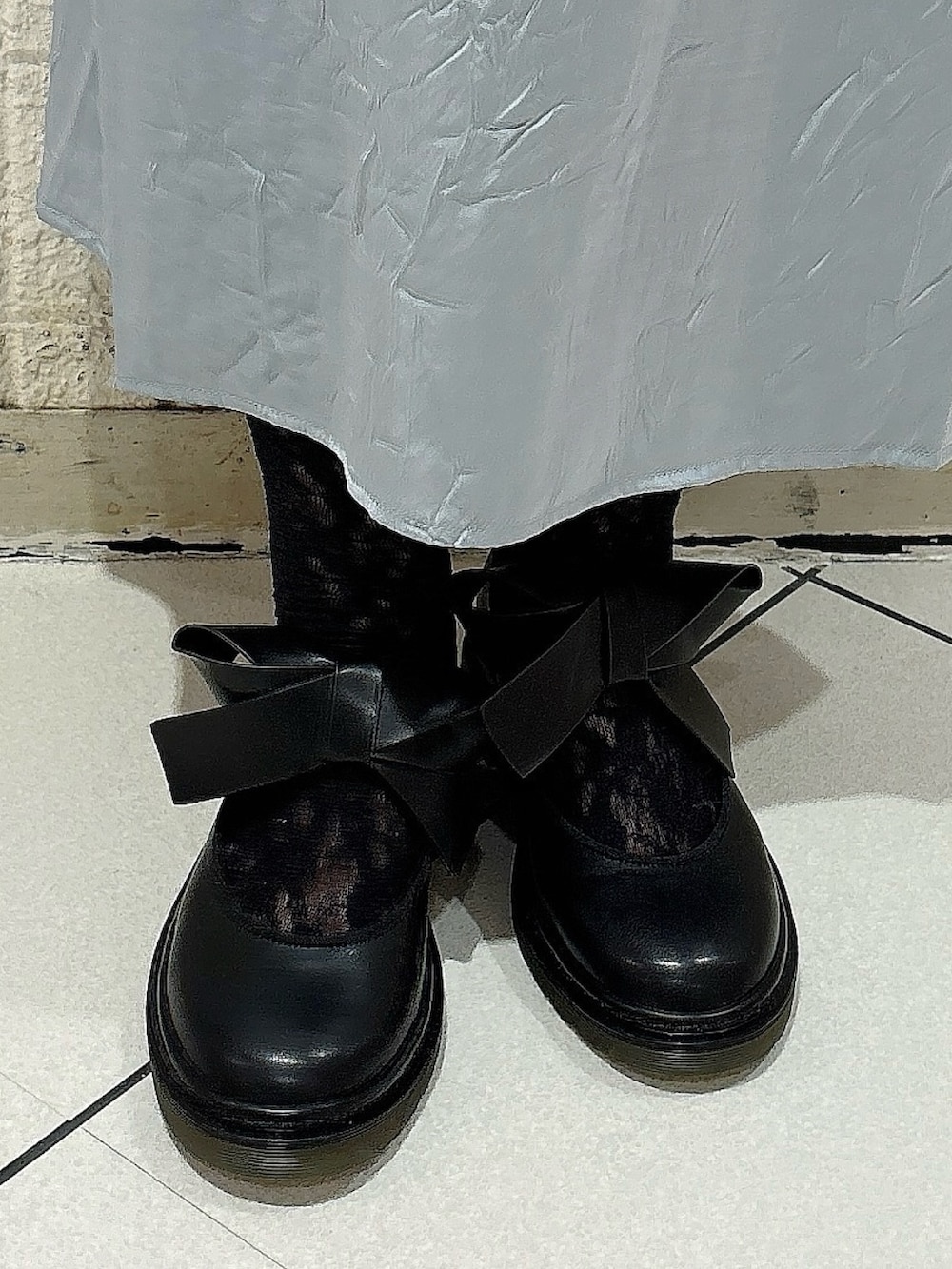 ブルー系のワンピース、ホワイト系のTシャツ/カットソー、ブラック系のバレエシューズを着用したレディースの夏コーディネートの6枚目の写真