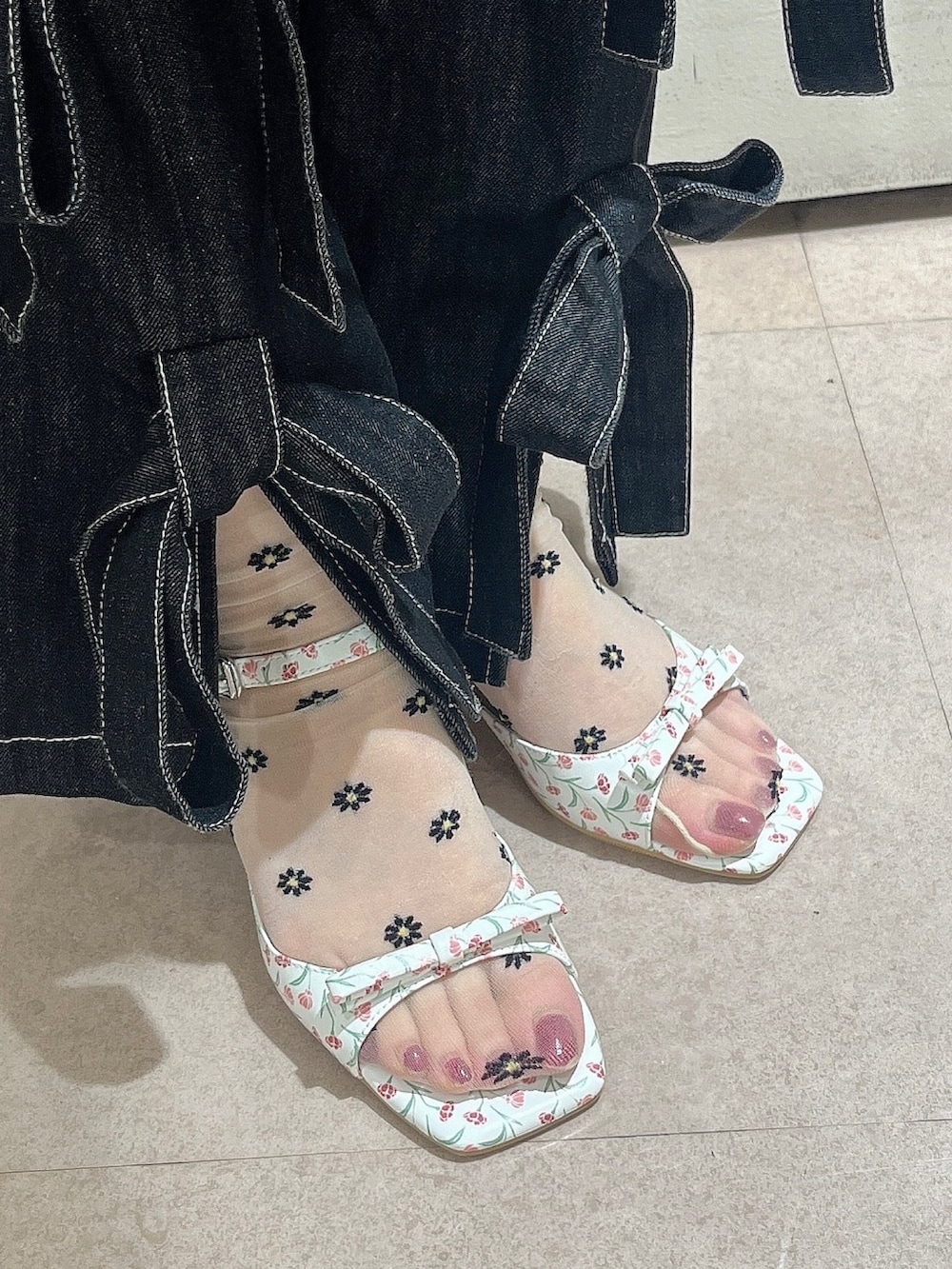ブルー系のデニムパンツ、ピンク系のTシャツ/カットソー、ホワイト系のパンプスを着用したレディースの夏コーディネートの3枚目の写真