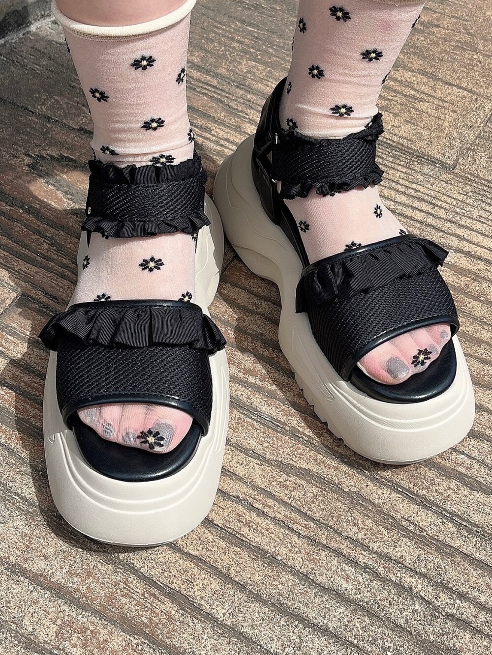 ブラック系のサンダル、ブルー系のキャミソール、ブラック系のその他パンツを着用したレディースの夏コーディネートの3枚目の写真