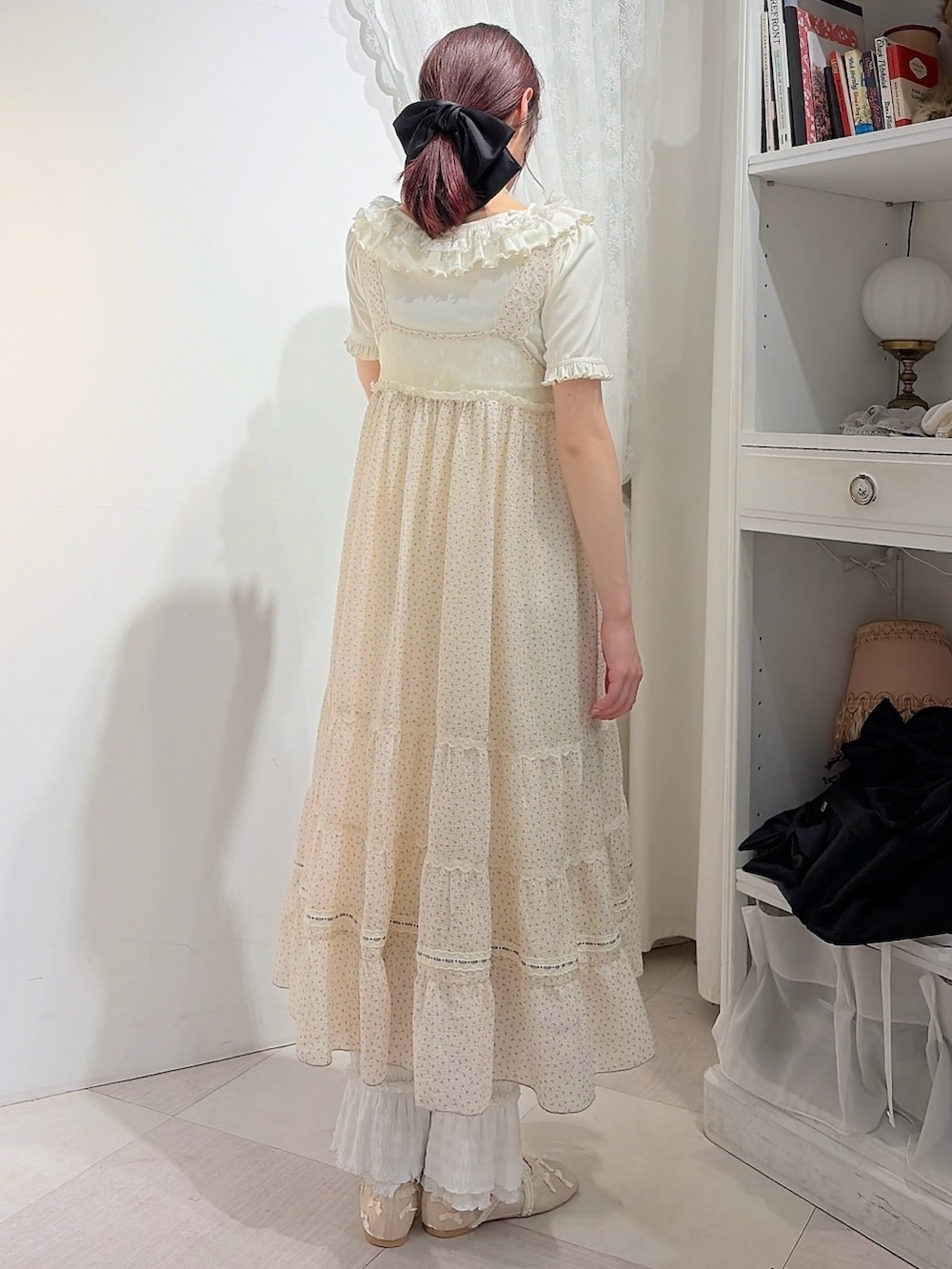 ホワイト系のワンピース、ホワイト系のTシャツ/カットソー、ホワイト系のその他パンツを着用したレディースの春コーディネートの2枚目の写真