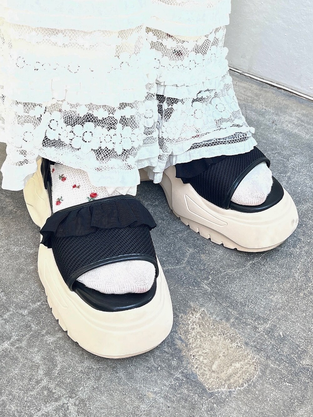 ブルー系のワンピース、ホワイト系のスウェットパンツ、ブラック系のサンダルを着用したレディースの夏コーディネートの3枚目の写真