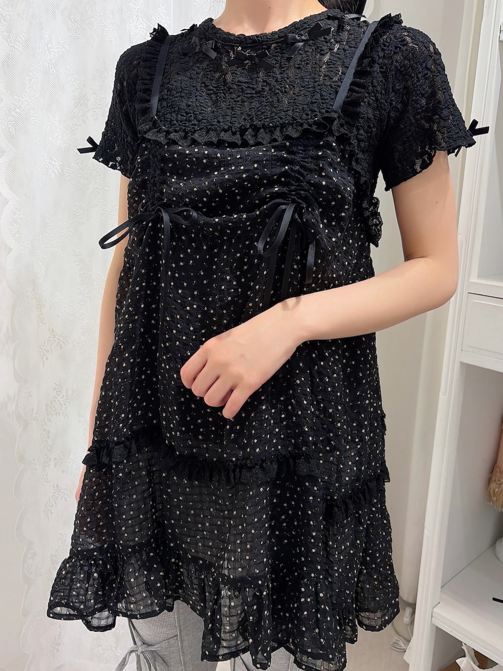 ブラック系のTシャツ/カットソー、ブラック系のワンピース、グレー系のその他パンツを着用したレディースの春コーディネートの5枚目の写真