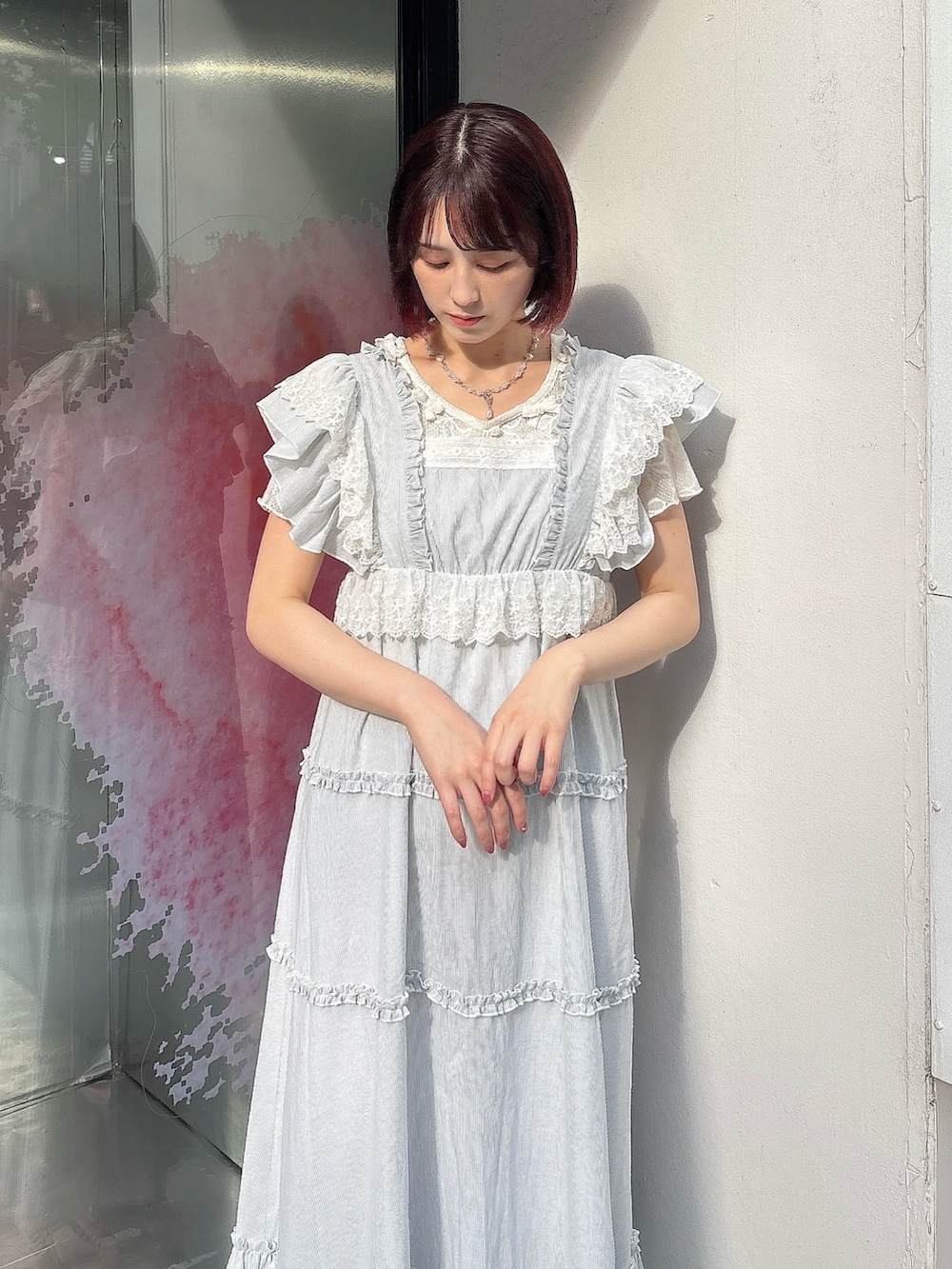 グリーン系のワンピース、ピンク系のサンダル、ホワイト系のTシャツ/カットソーを着用したレディースの夏コーディネートの3枚目の写真