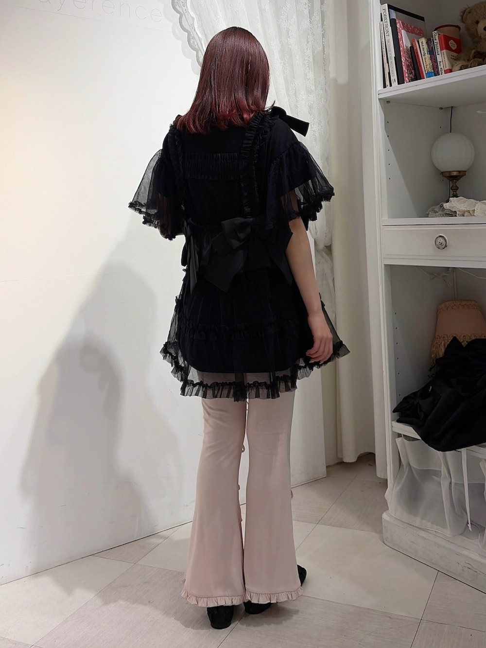 ブラック系のワンピース、ピンク系のその他パンツ、ブラック系のバレエシューズを着用したレディースの春コーディネートの2枚目の写真
