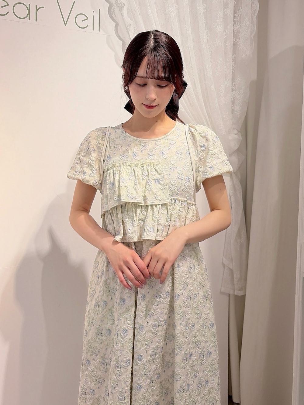 ブルー系のワンピース、ブラック系のブーツ、ホワイト系のバックパック/リュックを着用したレディースの春コーディネートの3枚目の写真