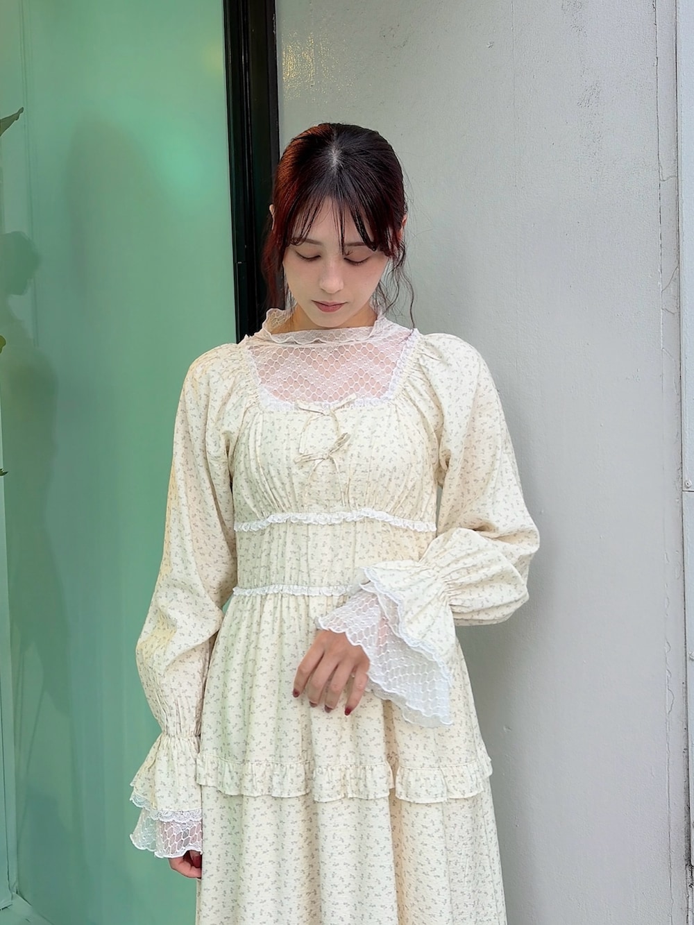 ホワイト系のTシャツ/カットソー、ベージュ系のワンピース、ホワイト系のスニーカーを着用したレディースの冬コーディネートの3枚目の写真