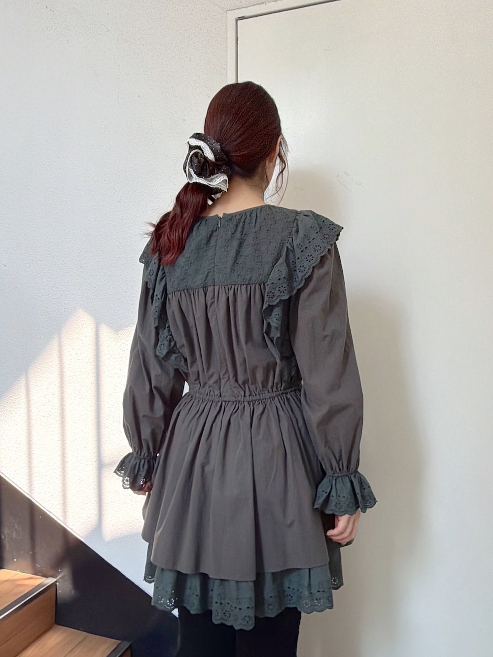 グレー系のワンピース、ホワイト系のショルダーバッグ、ブラック系のその他パンツを着用したレディースの夏コーディネートの5枚目の写真