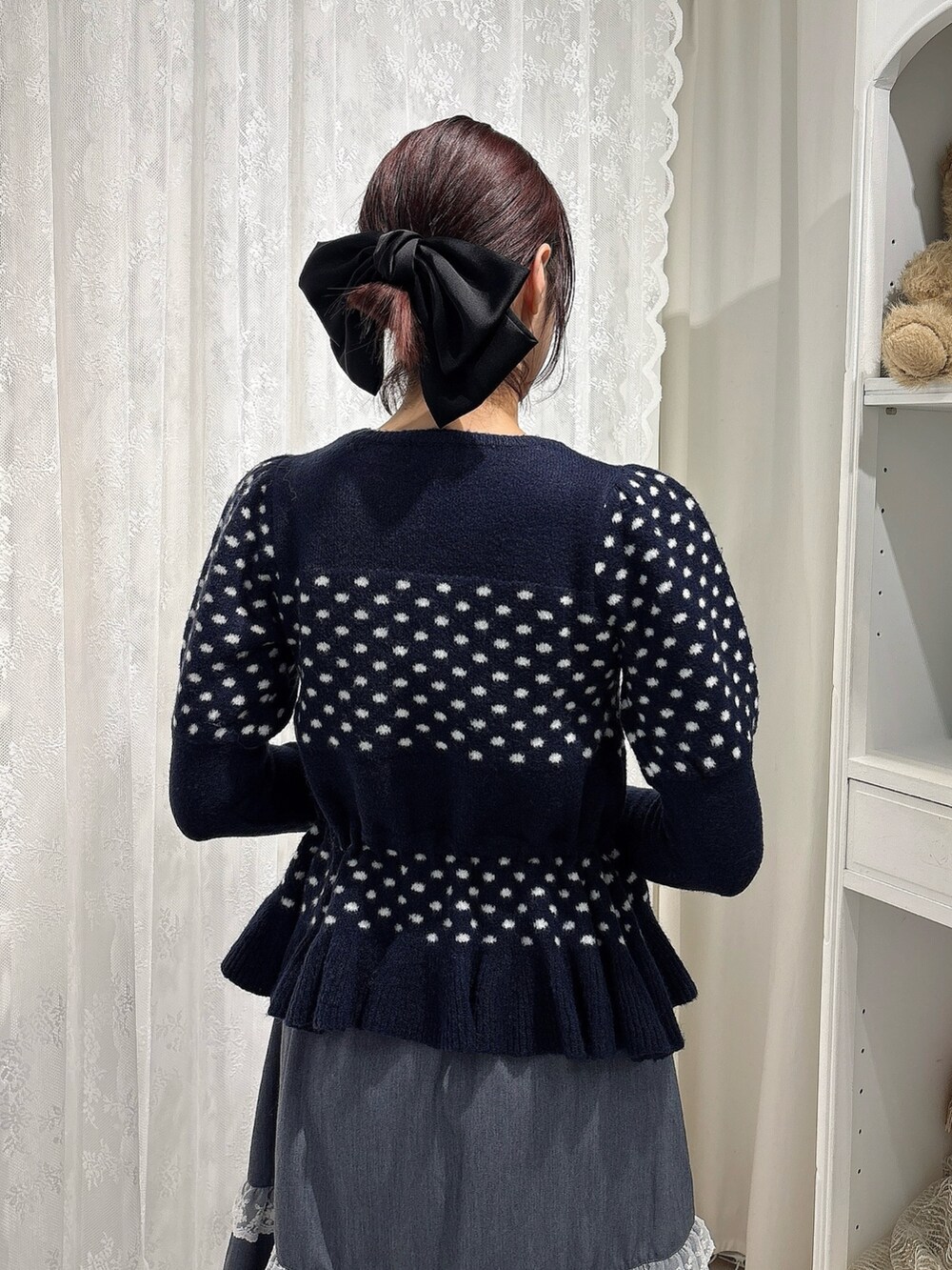 ブルー系のニット/セーター、グレー系のスカート、レッド系のローファーを着用したレディースの秋コーディネートの4枚目の写真