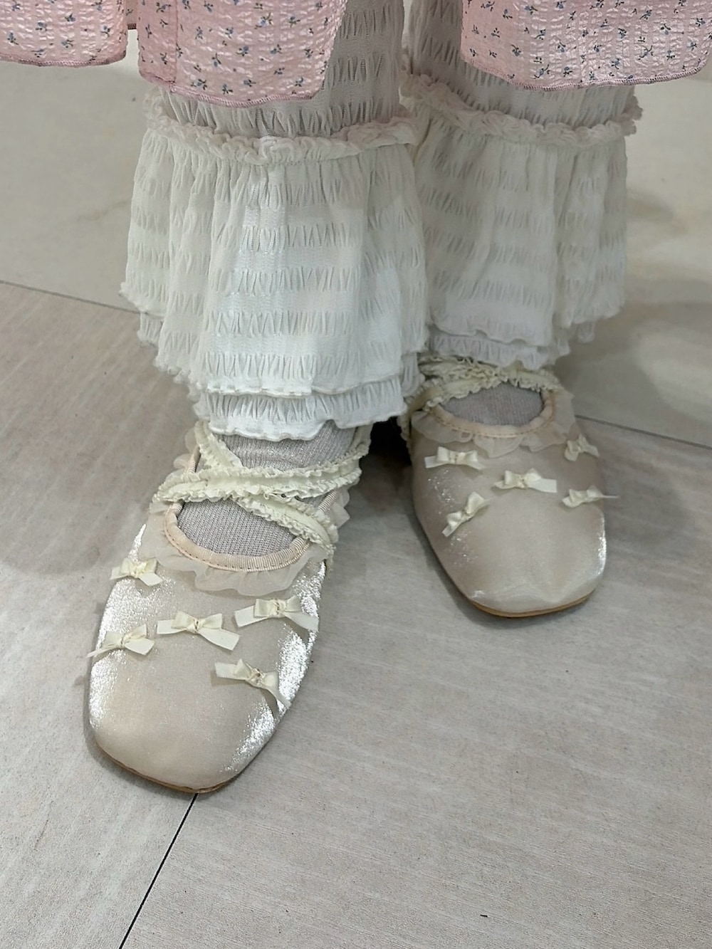 ピンク系のワンピース、ホワイト系のTシャツ/カットソー、ホワイト系のその他パンツを着用したレディースの春コーディネートの7枚目の写真