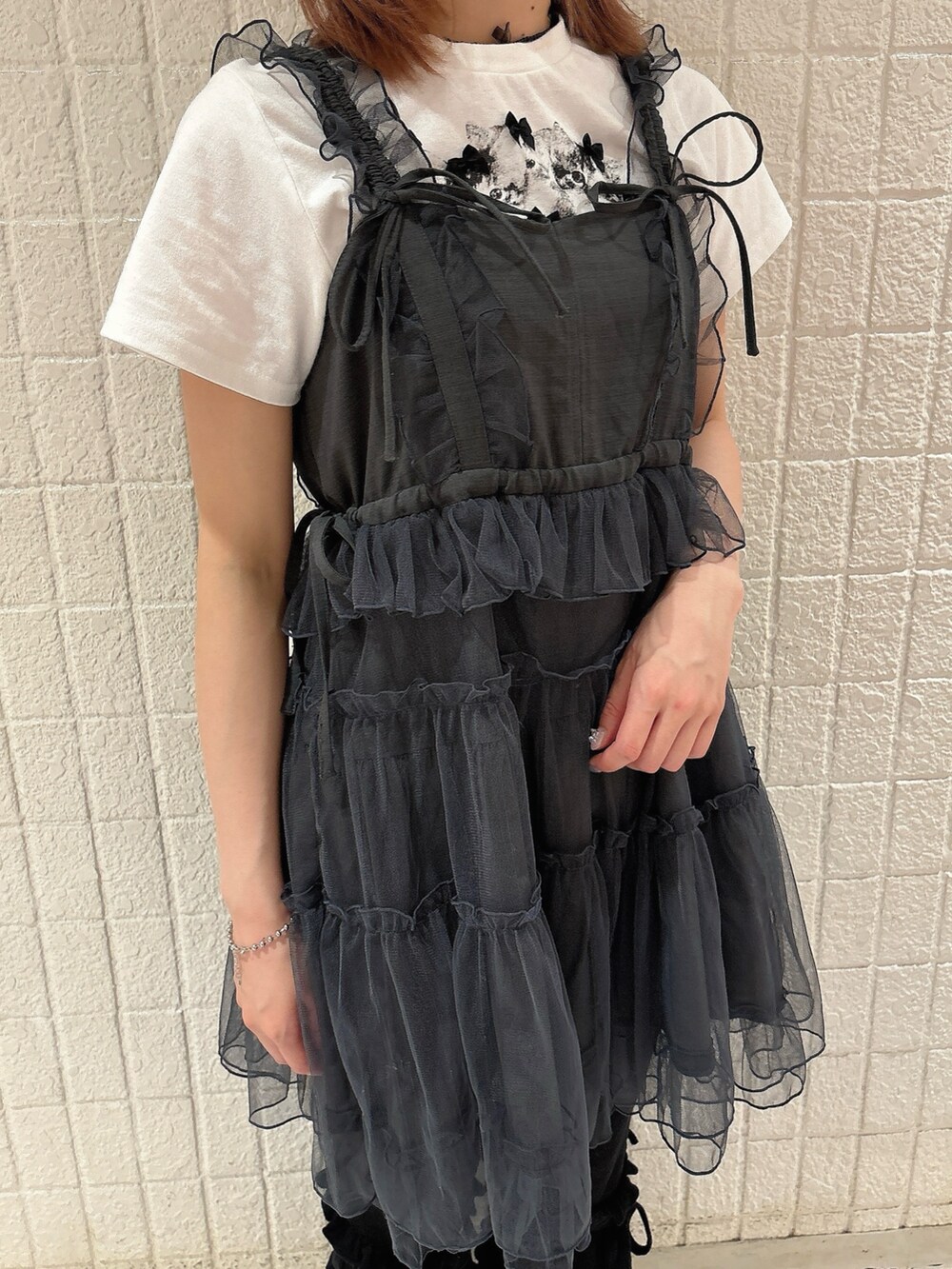グレー系のワンピース、ブラック系のスウェットパンツ、シルバー系のバレエシューズを着用したレディースの夏コーディネートの5枚目の写真