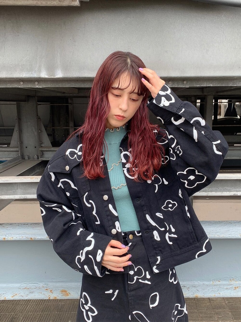 ブラック系のテーラードジャケット、ブルー系のニット/セーター、ホワイト系のブーツを着用したレディースの秋コーディネートの2枚目の写真