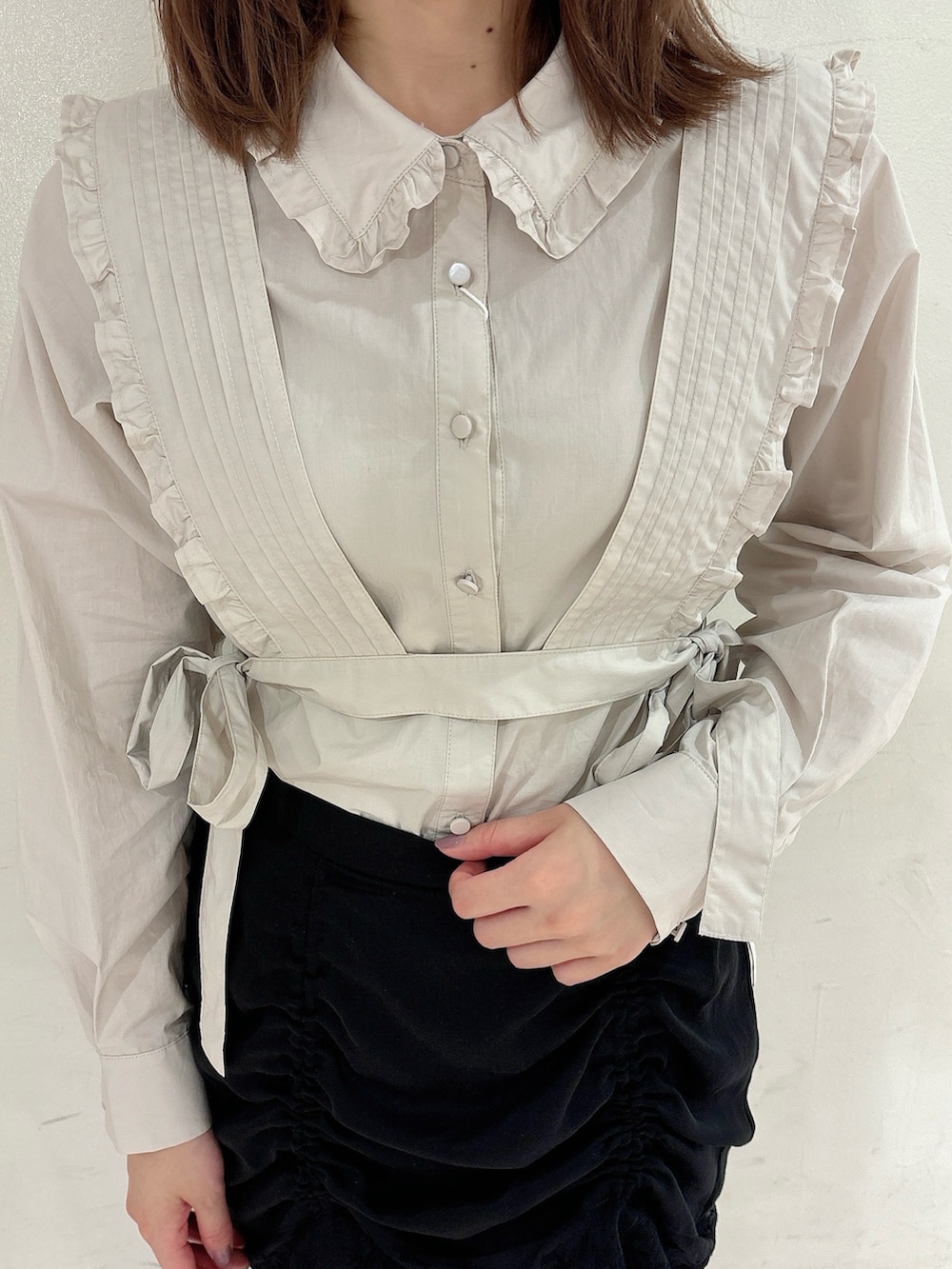 グレー系のシャツ/ブラウス、ブラック系のショルダーバッグ、ブラック系のスラックスを着用したレディースの秋コーディネートの6枚目の写真