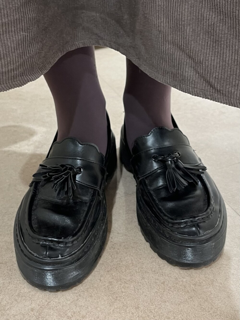 ベージュ系のその他アウター、ブラック系のローファー、ブラウン系のワンピースを着用したレディースの冬コーディネートの3枚目の写真